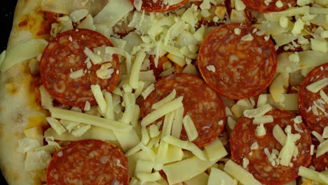 Rotierende-Aufnahme-Einer-Ungebackenen-Pizza-Von-Oben-Nach-Unten