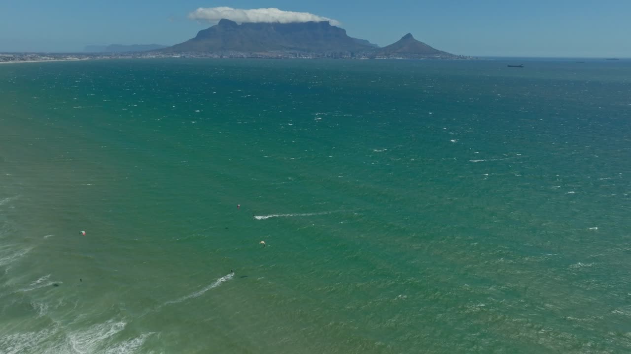 테이블 마운틴을 보여주는 블루버그 카이트 해변의 위에서 아래로 드러난 드론