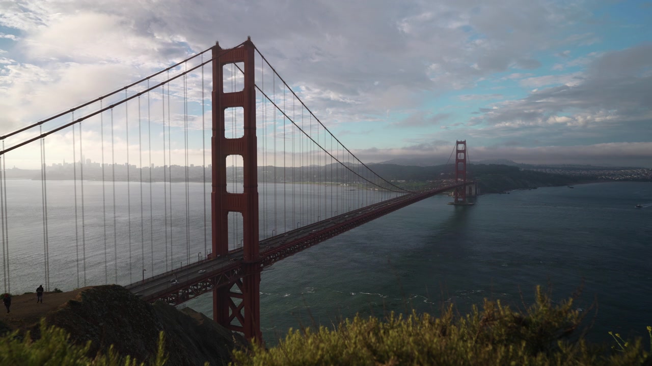 Tidlig morgentrafikk på Golden Gate Bridge med San Francisco i bakgrunnen