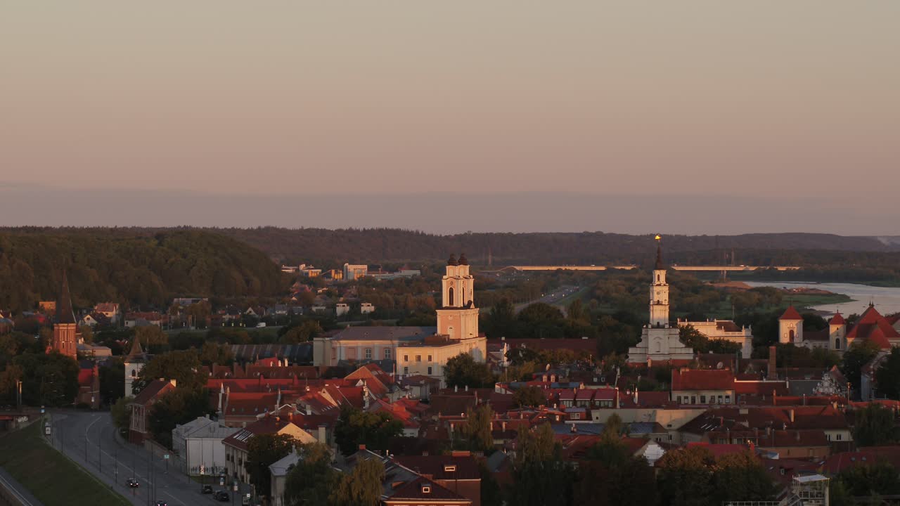 Vista aerea con drone dello skyline del centro storico di Kaunas