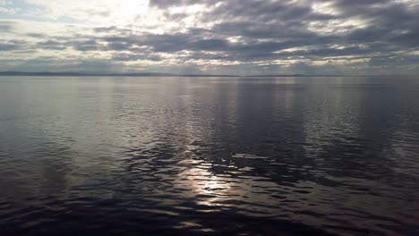 mirando sobre el agua en un ferry en la columbia británica en dirección a la isla de vancouver