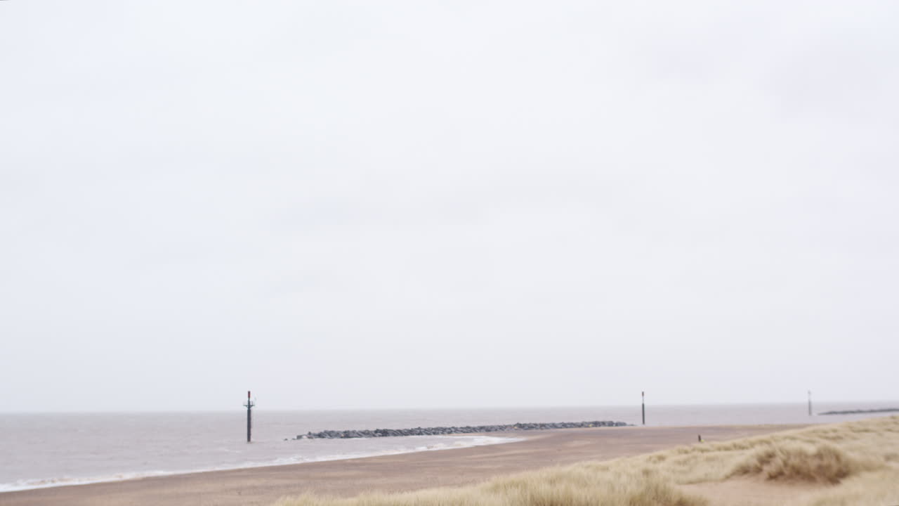 uk english playa de norfolk junto al mar en un clima tormentoso con rocas para la preservación y conservación del mar costero