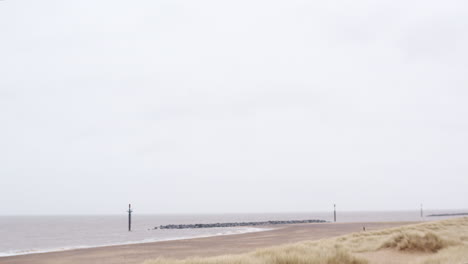 uk english playa de norfolk junto al mar en un clima tormentoso con rocas para la preservación y conservación del mar costero