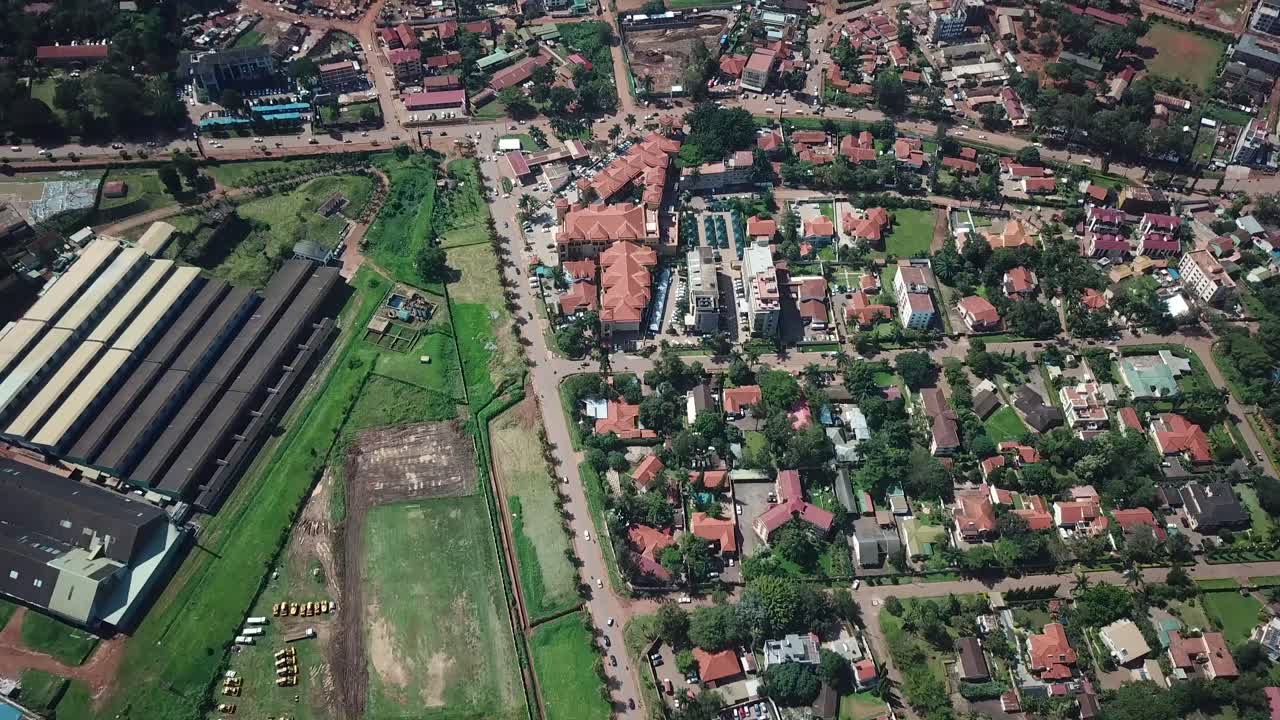 vista aérea del área industrial y de vivienda en bugolobi suburbano de la ciudad de kampala, uganda