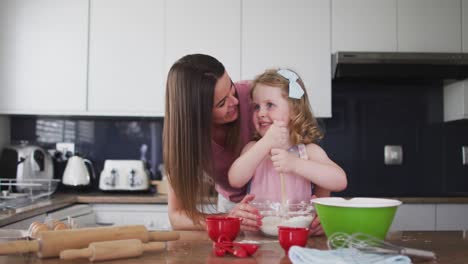 Madre-E-Hija-Caucásicas-Divirtiéndose-Cocinando-Juntas