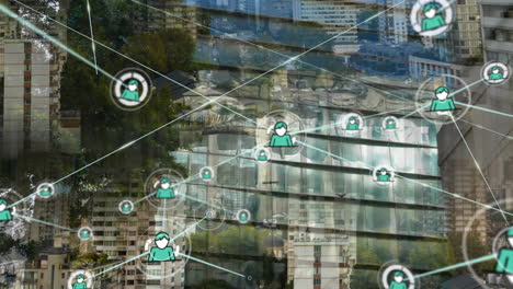 animación de una red de iconos digitales frente a una vista aérea del paisaje urbano