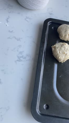 rosquillas veganas crudas en una sartén listas para ser fritas al aire comer saludable
