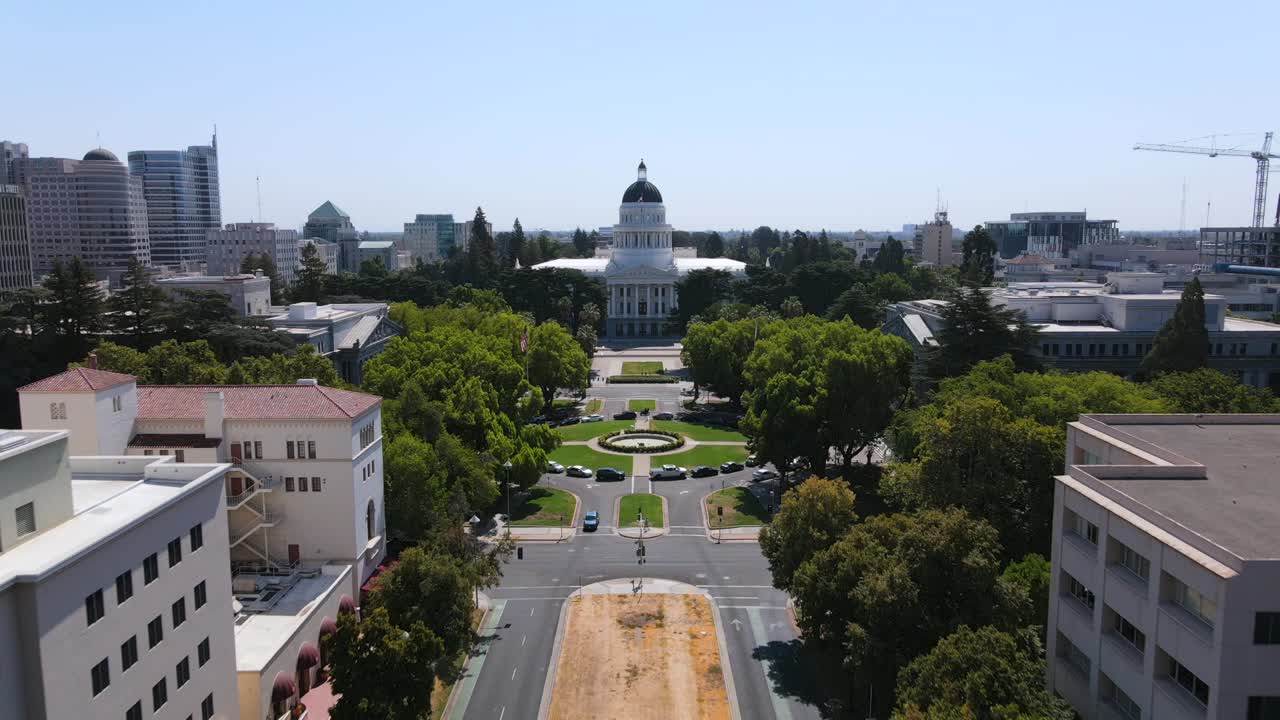 una excelente toma aerea se acerca al edificio del capitolio de sacramento california