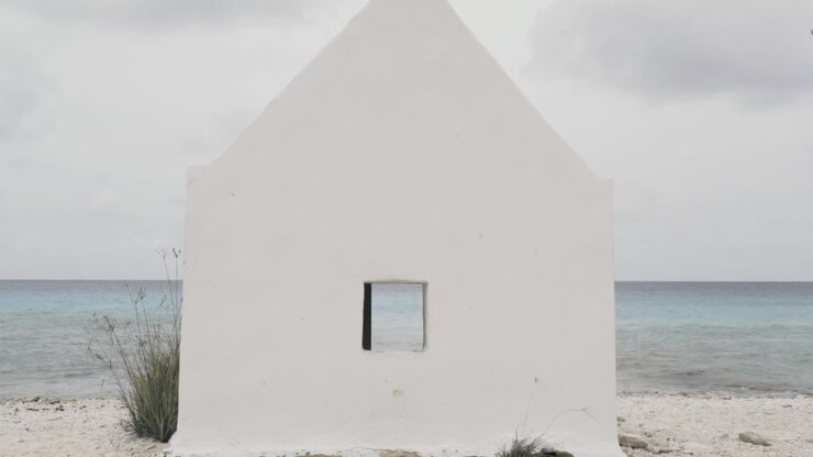 Veduta di un'antica capanna bianca sull'isola caraibica di Bonaire