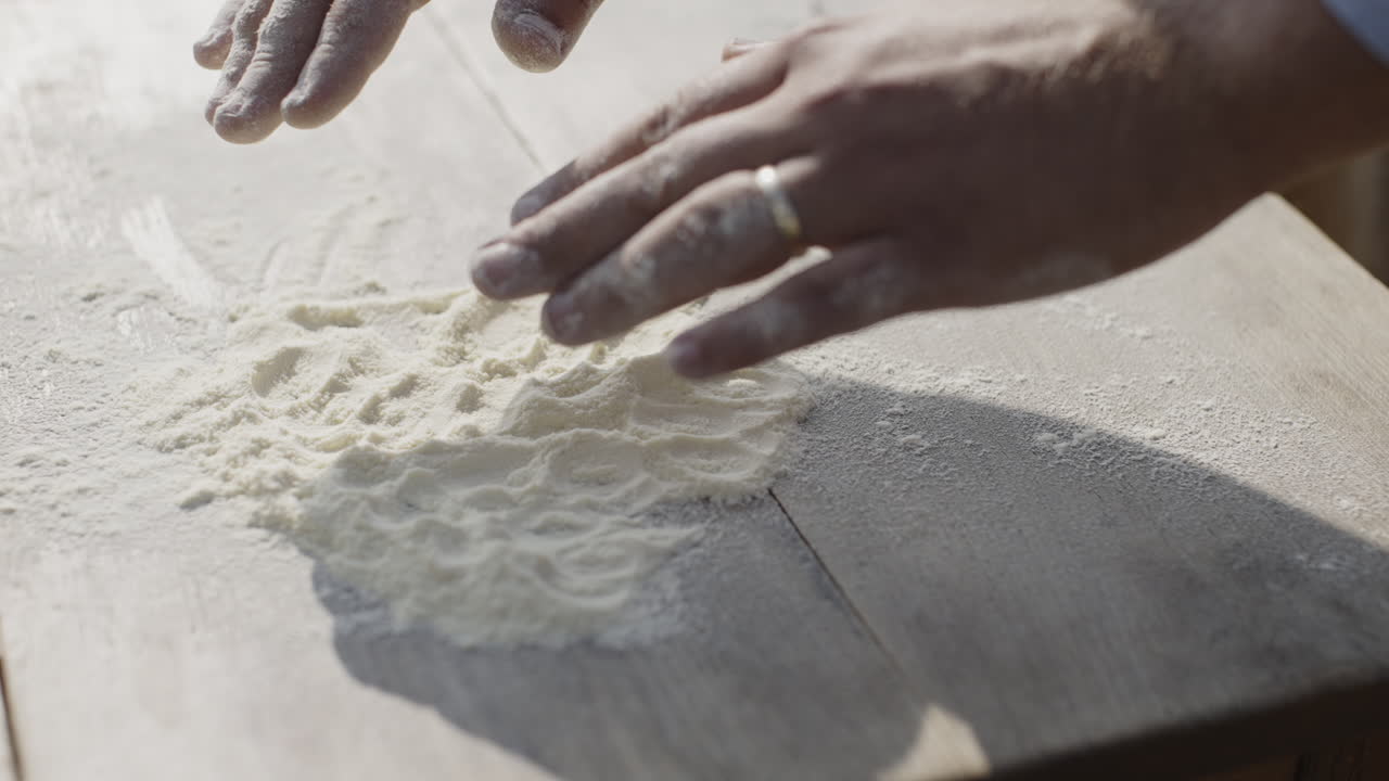 손으로 반죽을 는 것