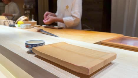 el chef prepara y sirve sushi nigiri con habilidad