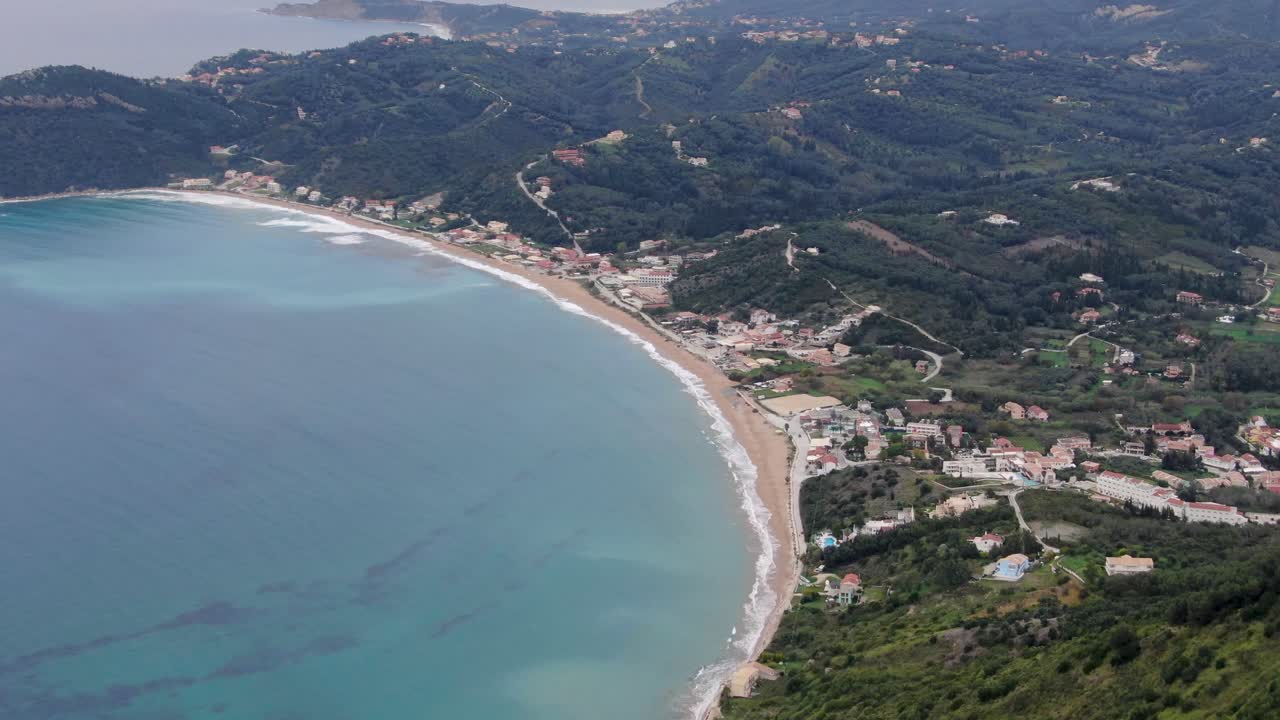 Vista aerea della bellissima spiaggia di Agios Georgios a Corfù nord, Grecia