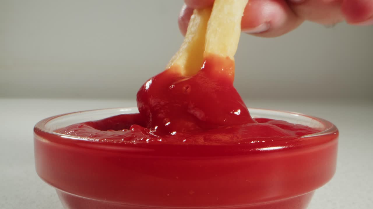 케에 감자김을 고 있는 사람