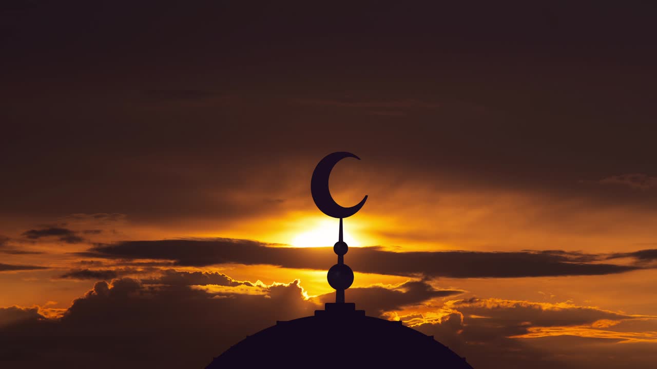 el símbolo del islam en un fondo de puesta de sol. lapso de tiempo