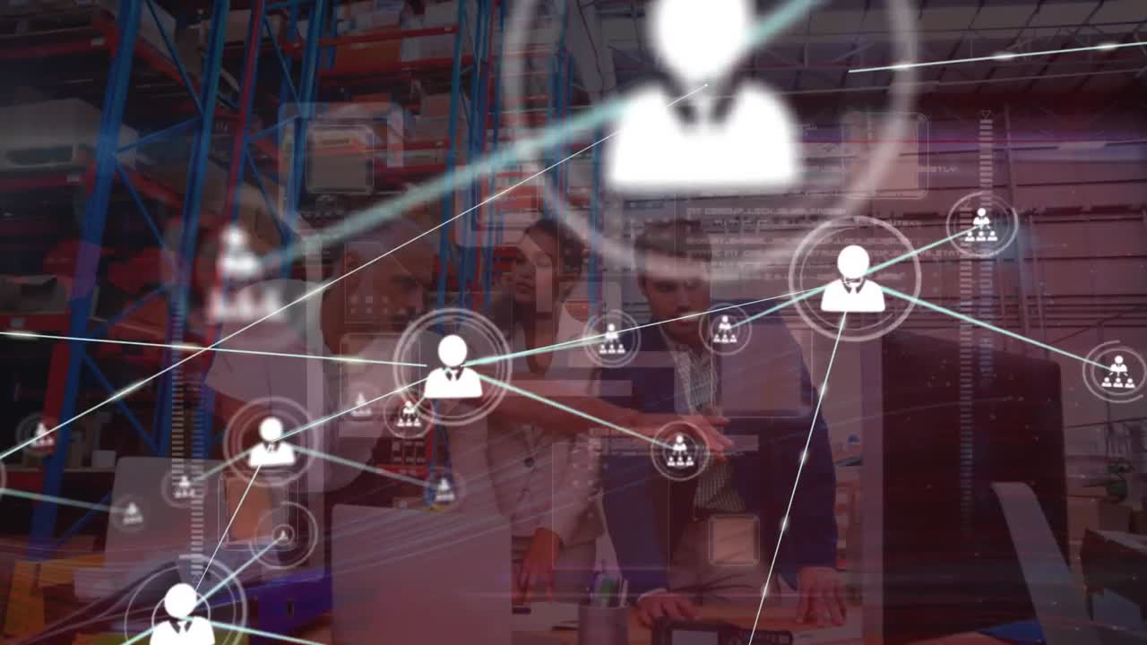 Animazione di icone di profilo collegate e codice di programmazione su colleghi caucasici che discutono in magazzino