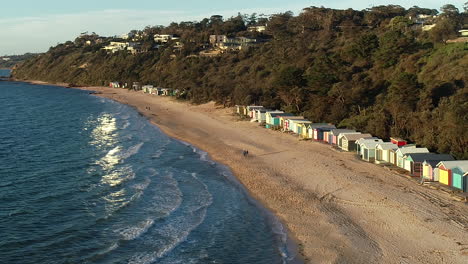 Acento-Lento-Y-Ascenso-Para-Revelar-La-Playa-De-Mornington-Mientras-La-Pareja-Camina-A-Lo-Largo-De-La-Costa