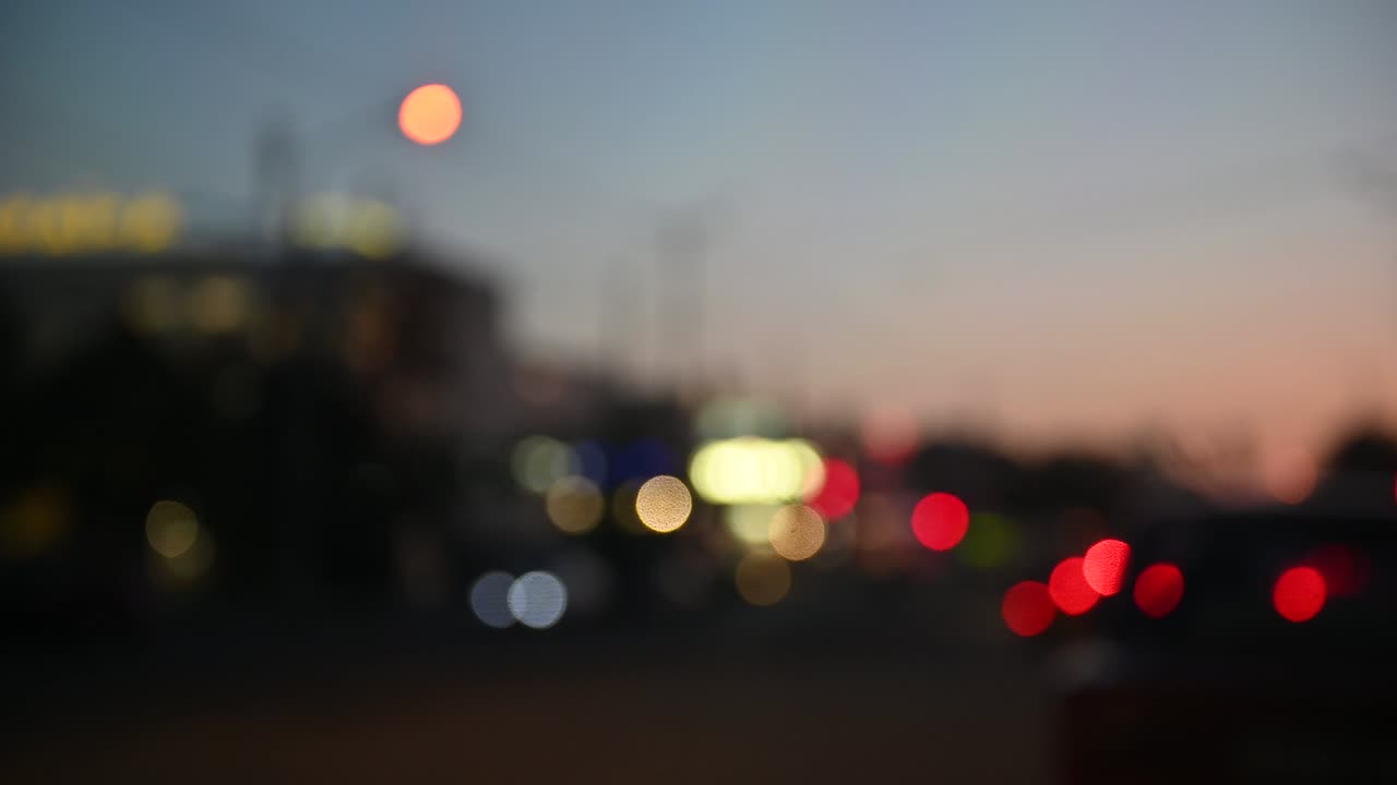 hermoso bokeh reluciente en el fondo oscuro borroso por la noche.