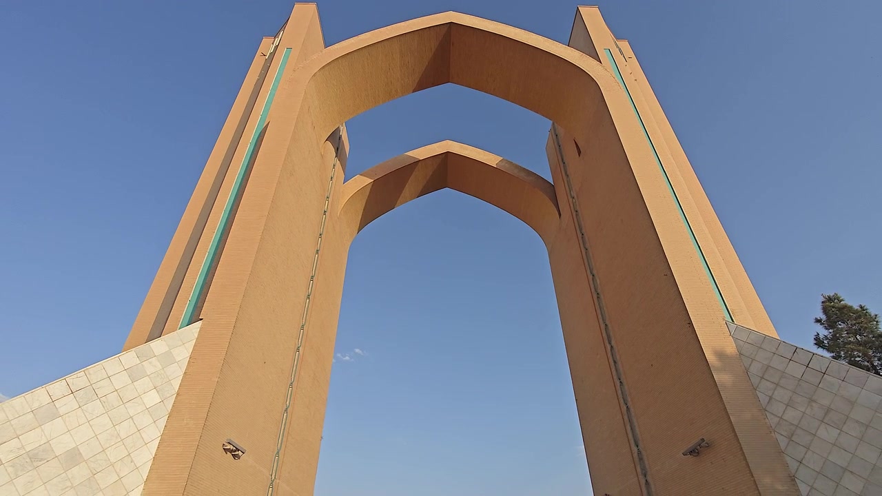 Góc nhìn từ dưới lên Tháp Azadi ở Tehran