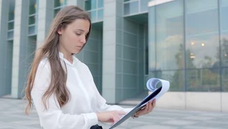 joven mujer de negocios escandinava examinando documentos financieros. concepto de oficina