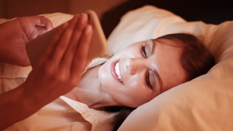 mujer usando un teléfono inteligente en la cama por la noche