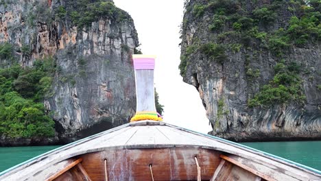 el barco viaja a través de las pintorescas aguas de krabi.