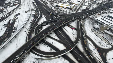 Vista-Aérea-De-Los-Coches-En-El-Cruce-De-Carreteras-En-Invierno.