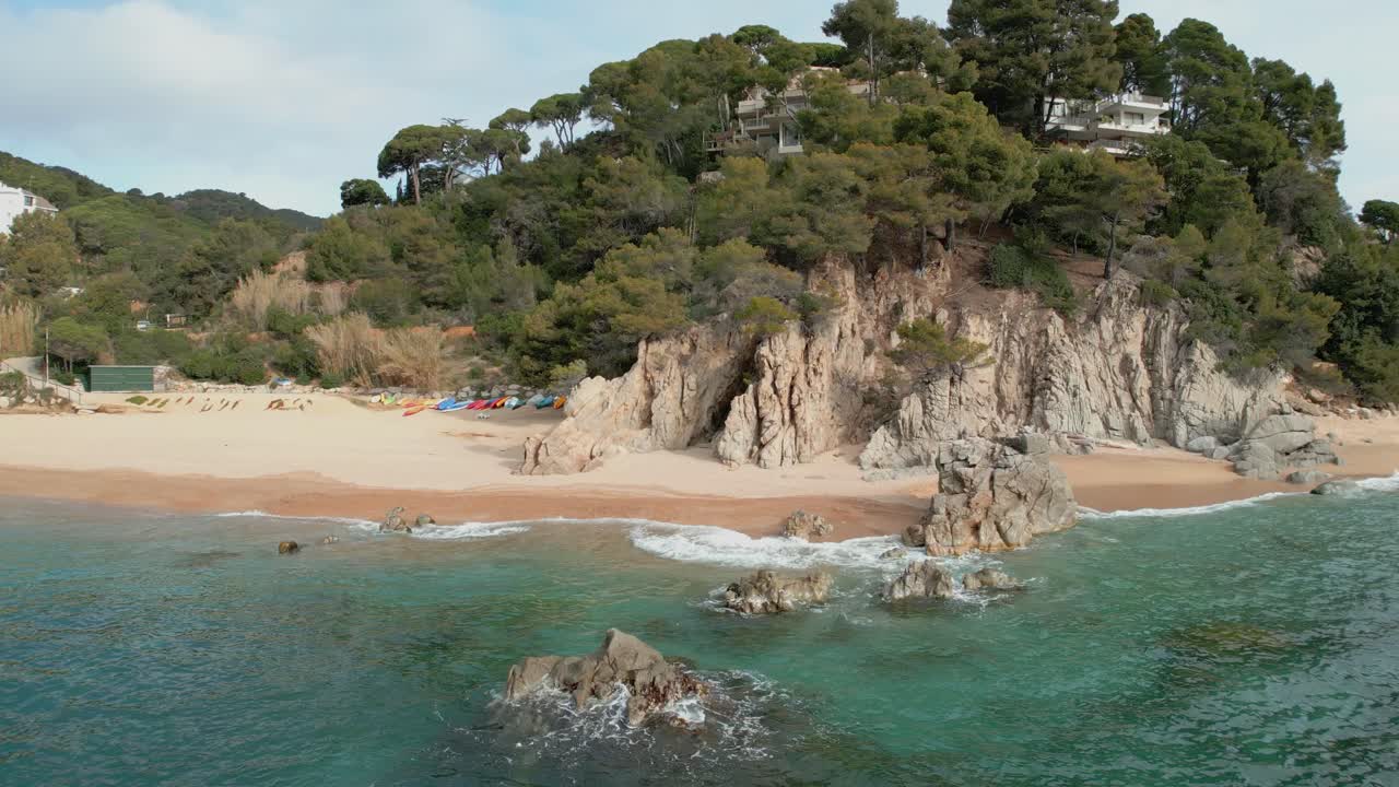 Terbang di atas keindahan Costa Brava dengan gambar udara luar biasa dari pantai surgawi di Lloret de Mar