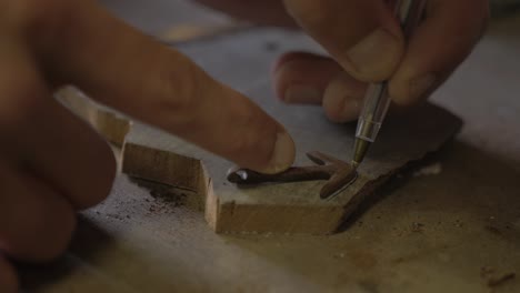 Sujeción-De-Madera-De-Caoba-Con-Forma-De-Flecha-De-Anclaje-De-Contornos