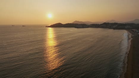 Reflejos-Del-Atardecer-En-La-Playa-De-La-Bahía-De-Manzanillo-En-Colima,-Península-De-Santiago,-México