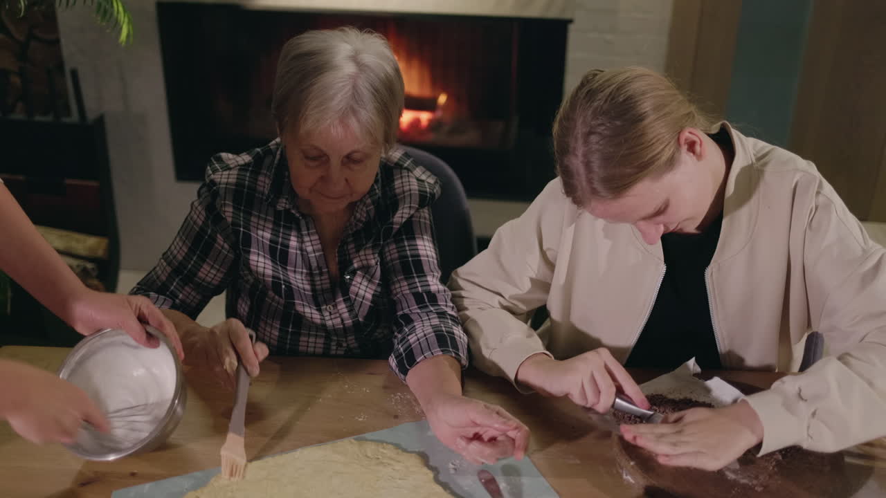 семья печет вместе