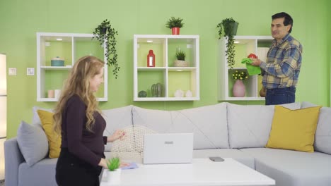 marido y mujer maduros felices haciendo una limpieza divertida y agradable de la casa juntos.
