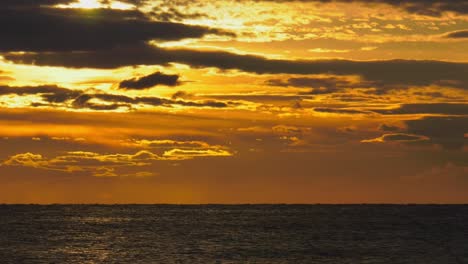 Olas-Oscuras-Del-Océano-Bajo-El-Cielo-Anaranjado-Del-Amanecer,-Paisaje-Marino-Mediterráneo