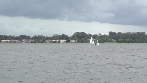 Barcos-De-Vela-De-Naturaleza-Al-Aire-Libre-En-Un-Día-Ventoso-En-El-Lago-Nublado-Invierno-Lluvioso