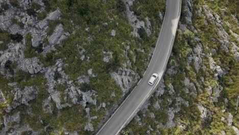 Vista-Aérea-En-4k-De-Un-Coche-Conduciendo-Por-Una-Carretera-De-Montaña---Carretera-Con-Curvas-En-Las-Montañas---Mallorca-Serra-De-Tramuntana