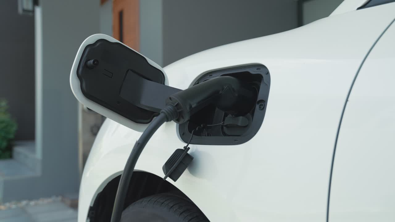 Modern ilerici yaşam tarzı için çevre dostu bataryalı elektronik araba.