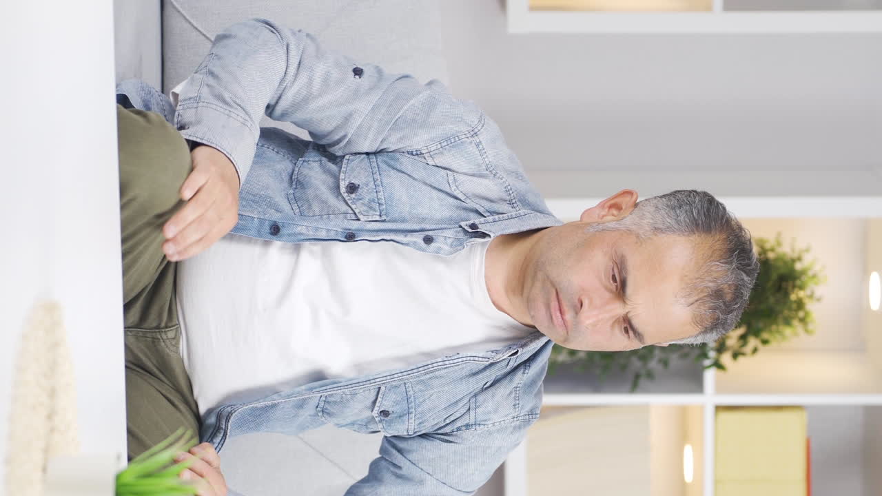 Video verticale: Uomo che aspetta qualcuno con una confezione regalo.