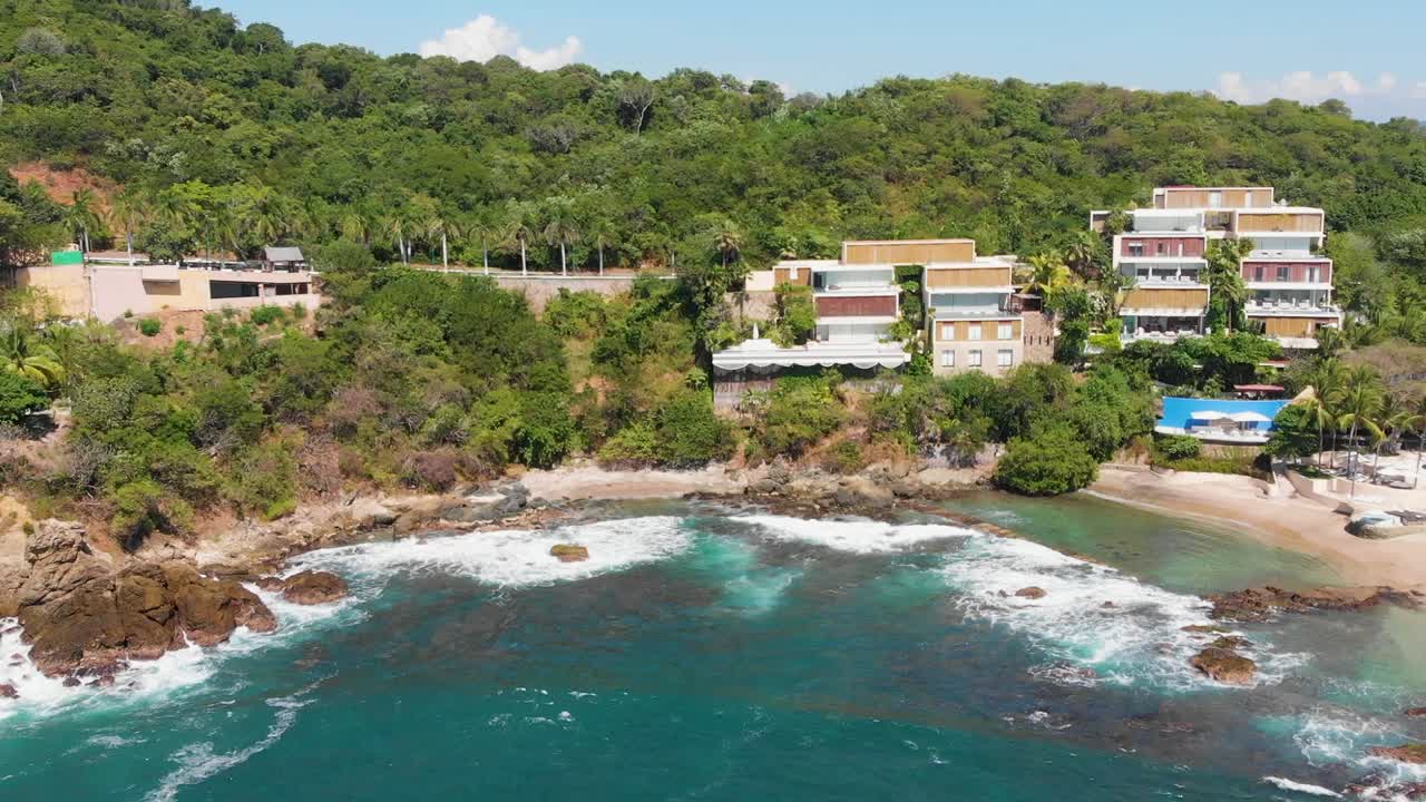 orilla del mar en ixtapa con un drone