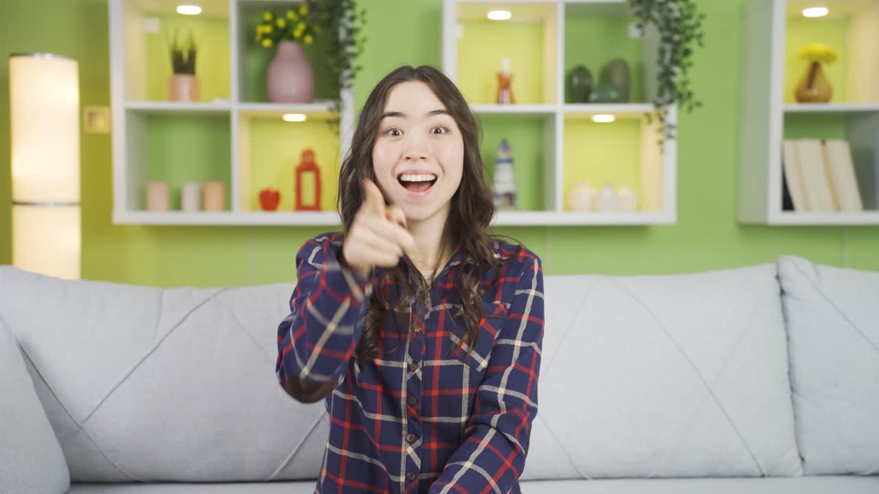 아시아 젊은 여성이 이상적인 아이디어를 찾고 있습니다. 뉴스와 발표.