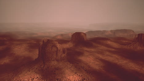 paisaje árido con formaciones rocosas rojas