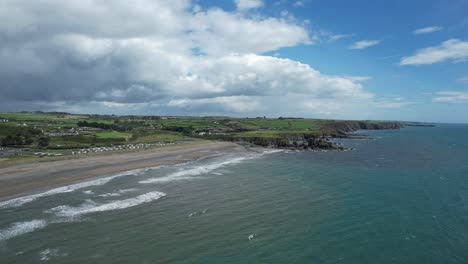 Bonmahon-Mirando-Al-Este-A-Lo-Largo-De-La-Costa-De-Cobre-Con-Nubes-De-Tormenta-Formándose-En-Waterford-Irlanda-Mañana-De-Verano