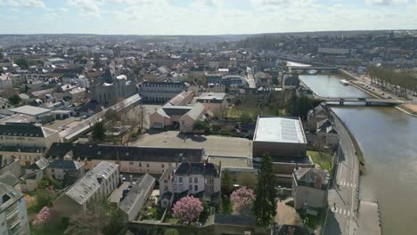 Paisaje-Urbano-De-Laval-Y-Río-Mayenne,-Francia.-Avance-Aéreo