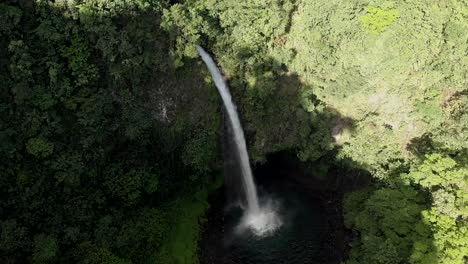 hermosa vista aérea de la cascada de la fortuna en costa rica, con naturaleza a su alrededor y colores llamativos por todas partes