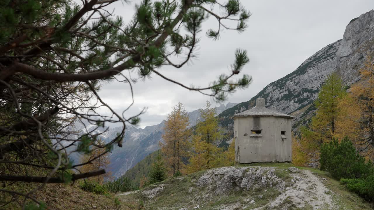 Bunker della Prima Guerra Mondiale sul Passo Vrsic nel paesaggio montano sloveno