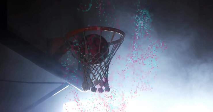 Giocatore di basket che tenta una schiacciata, palla che colpisce il ferro e rilascia polvere rosa-verde acqua mentre la retina oscilla