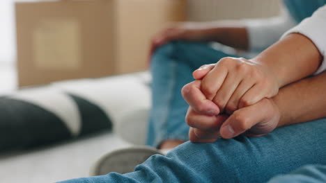 dueños de casa, hombre y mujer tomados de la mano