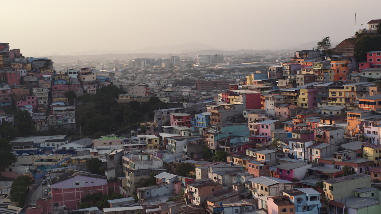 Vista aerea dell'alba sul Cerro Santa Ana nella città di Guayaquil, Ecuador