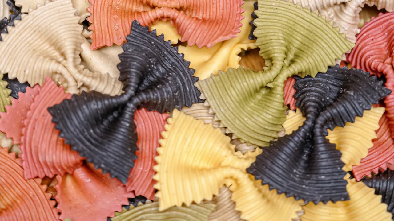 el fondo de pasta de la corbata farfalle de pasta de color.