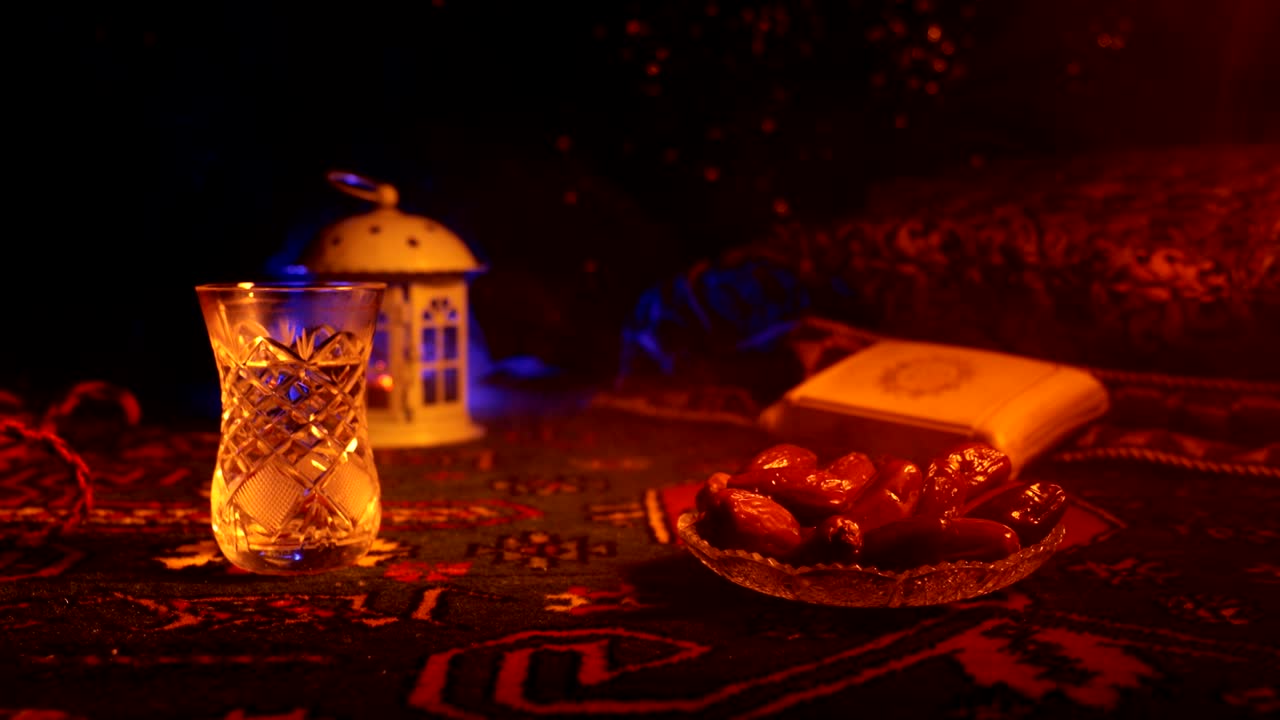 이프타르는 저녁 식사입니다. 장식의 슬라이더 뷰 라마단 카림 휴일 축제 축하 카드, 무슬림의 거룩한 달 라마단의 카림에 대한 초대. 어두운 배경. 선택적 초점