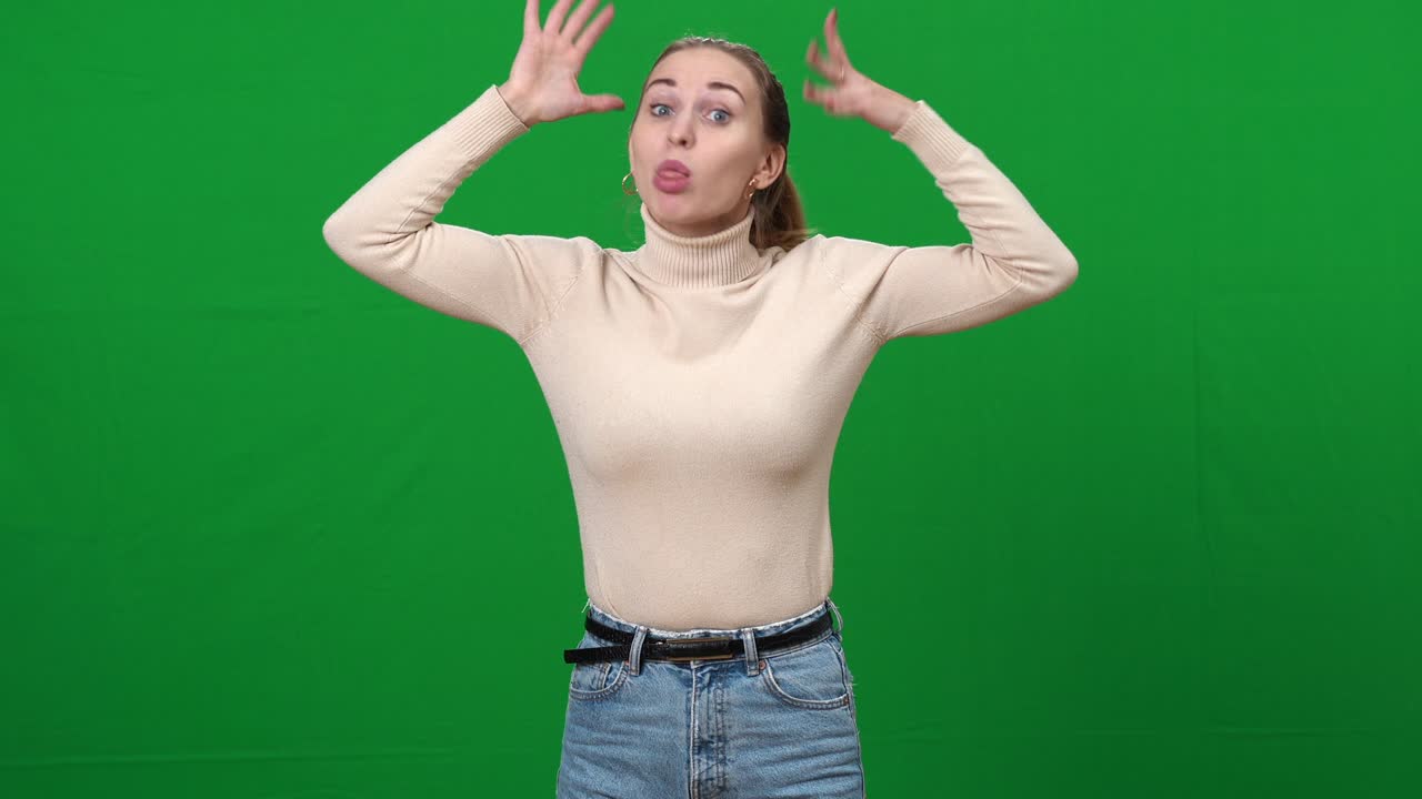 크로마케이 배경에서 웃긴 여성이 미소 짓고 기쁜 젊은 백인 여성의 초상화가 녹색 화면에서 재미있는 얼굴을 만들고 여가와 행복 개념
