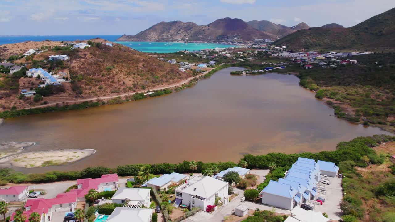 Uma vista panorâmica aérea das praias caribenhas em St. Martin.